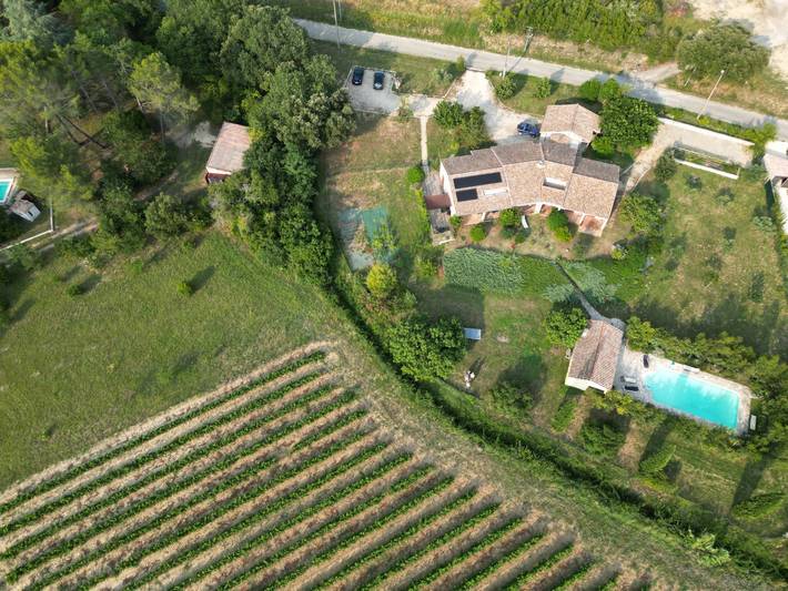 Gîte pour 5 personnes, avec terrasse ainsi que piscine et jardin à Saint-Just-et-Vacquières