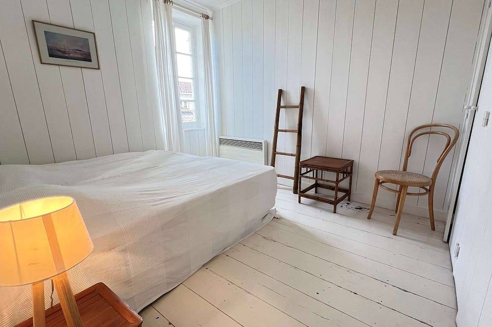 Retaise house with courtyard in the village center in La Couarde-sur-Mer, Ile de Re