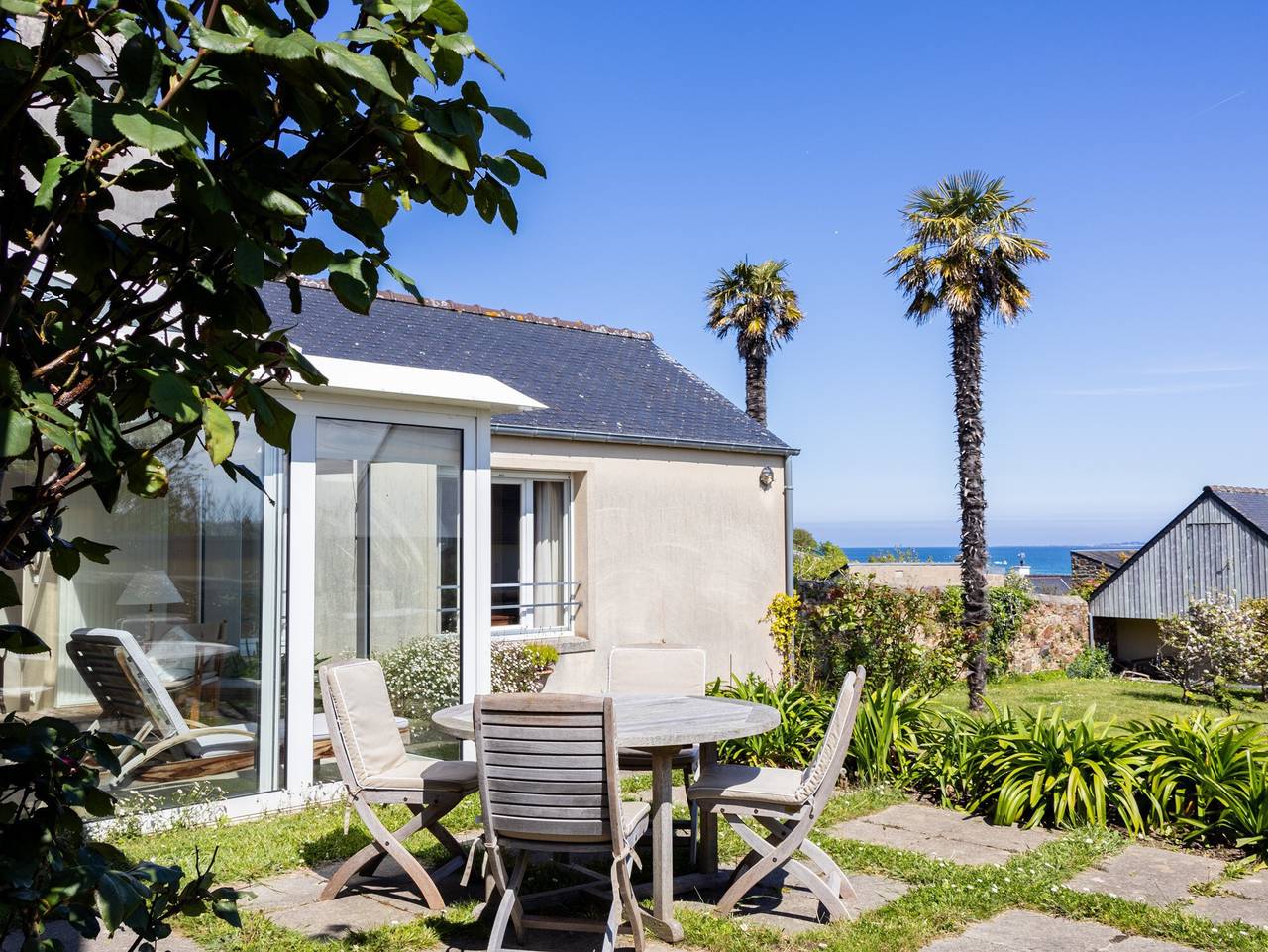 Maison de vacances 'Maison Bretonne Madame Est Servie' avec vue sur la mer, terrasse privée et Wi-Fi in Perros-Guirec, Côte de Granit Rose