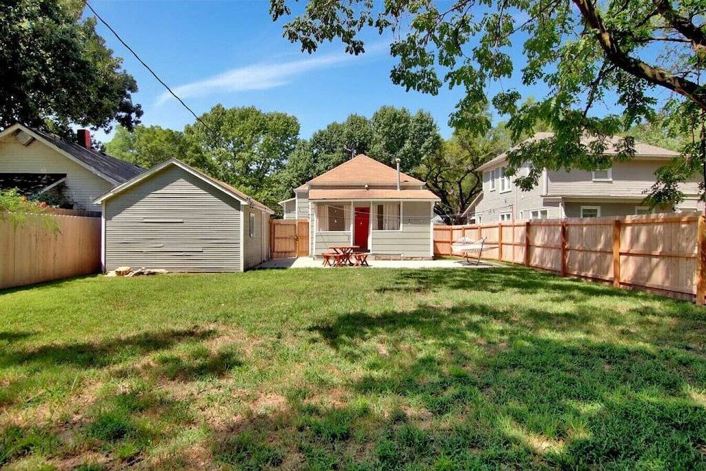 Rustic Retreat - Cute and Cozy! King! Centrally located in Wichita, Kansas