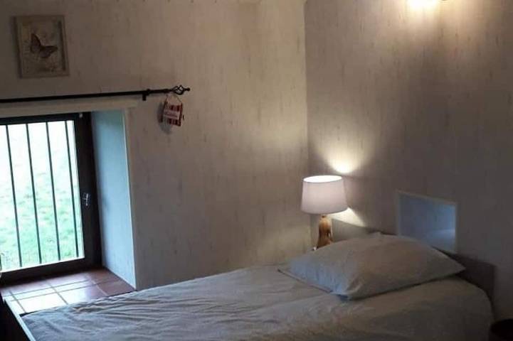 Charmantes unabhängiges Ferienhaus mit eingezäuntem Garten, Haustiere erlaubt in La Petite-Marche, Montluçon und Umgebung