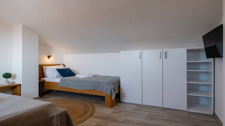 Ferienhaus für 10 Personen, mit Balkon/Terrasse und Terrasse in Peroj