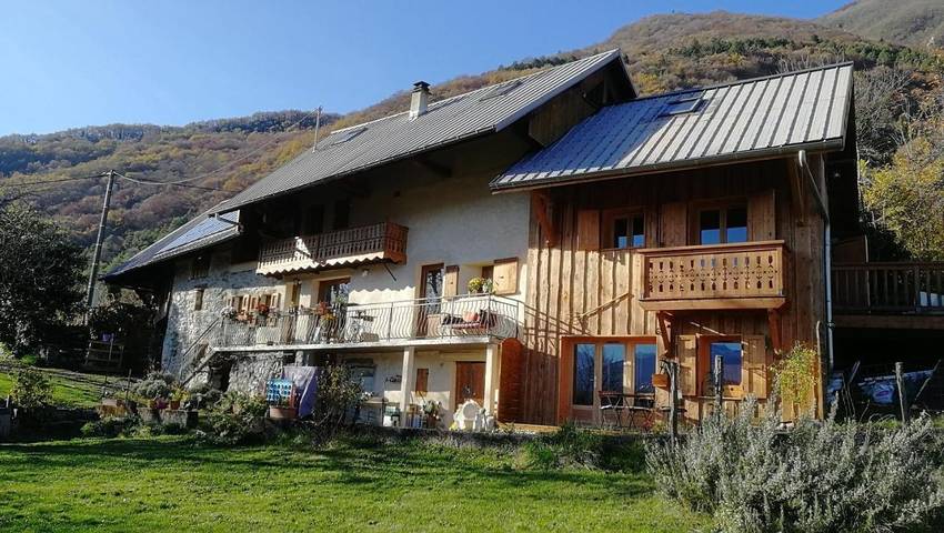 Chambre d’hôte pour 2 personnes, avec vue et jardin à Burettes