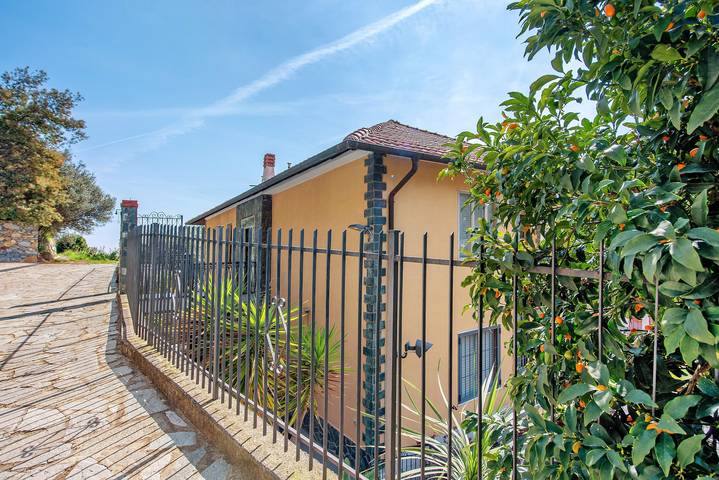 Apartamento entero, Apartamento 'Due Passi Dal Mare Tra Gli Ulivi' con vistas al mar, Wi-Fi y aire acondicionado in Varazze (City), Varazze