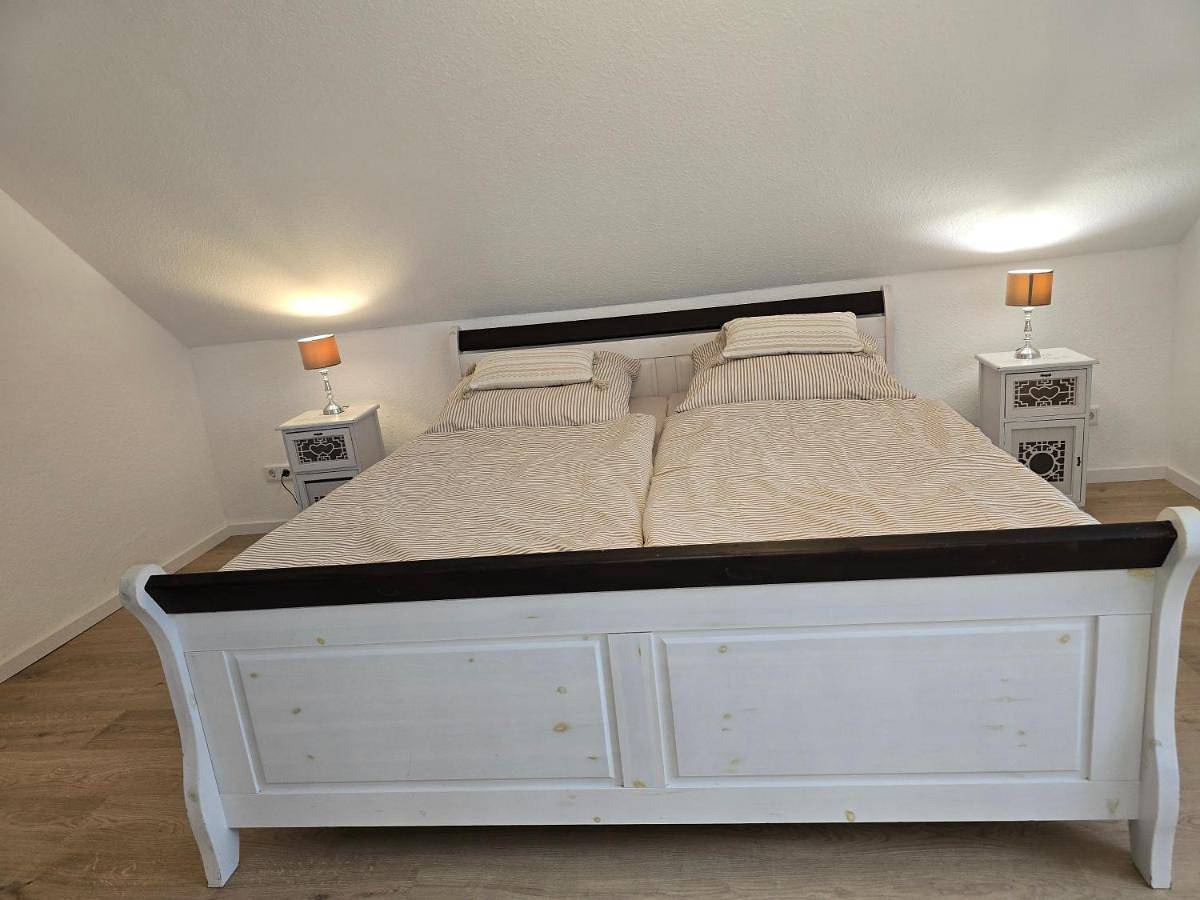 Ferien-Monteurswohnung 6,5 Schlafzimmer mit Garten und eigenen Parkplätzen im Hof in Warendorf, Kreis Warendorf