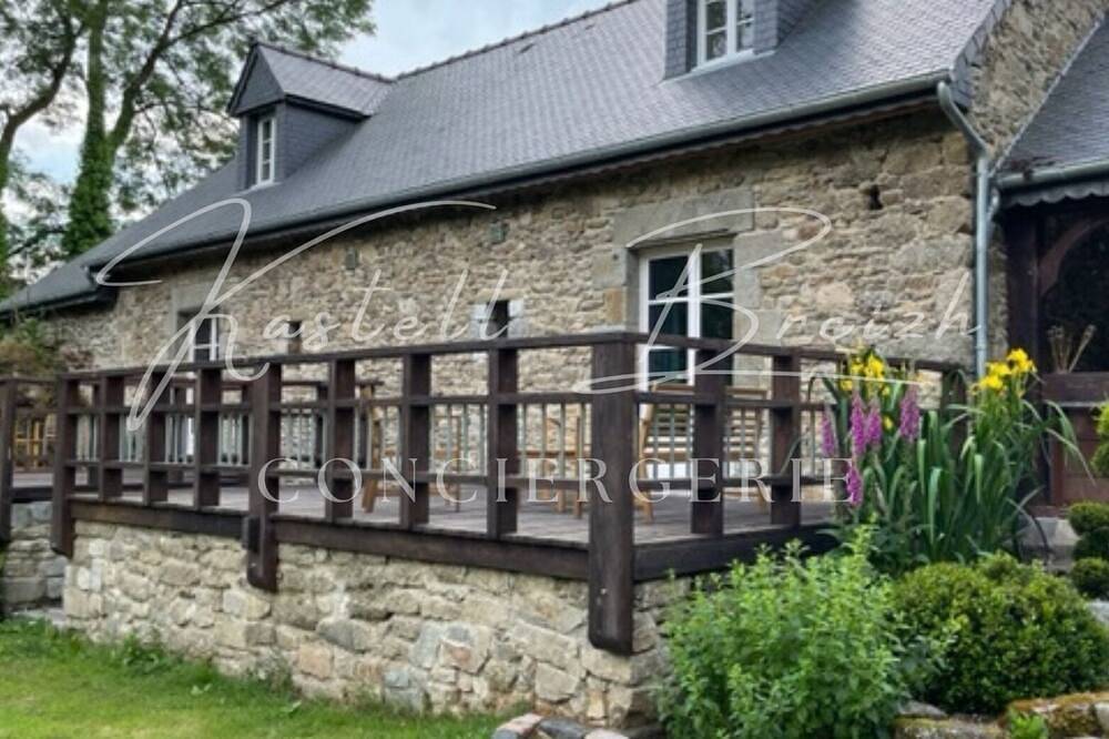 Le cocon du manoir de Kerollivier by Kastell Breizh Conciergerie in Canihuel, Région de Guingamp