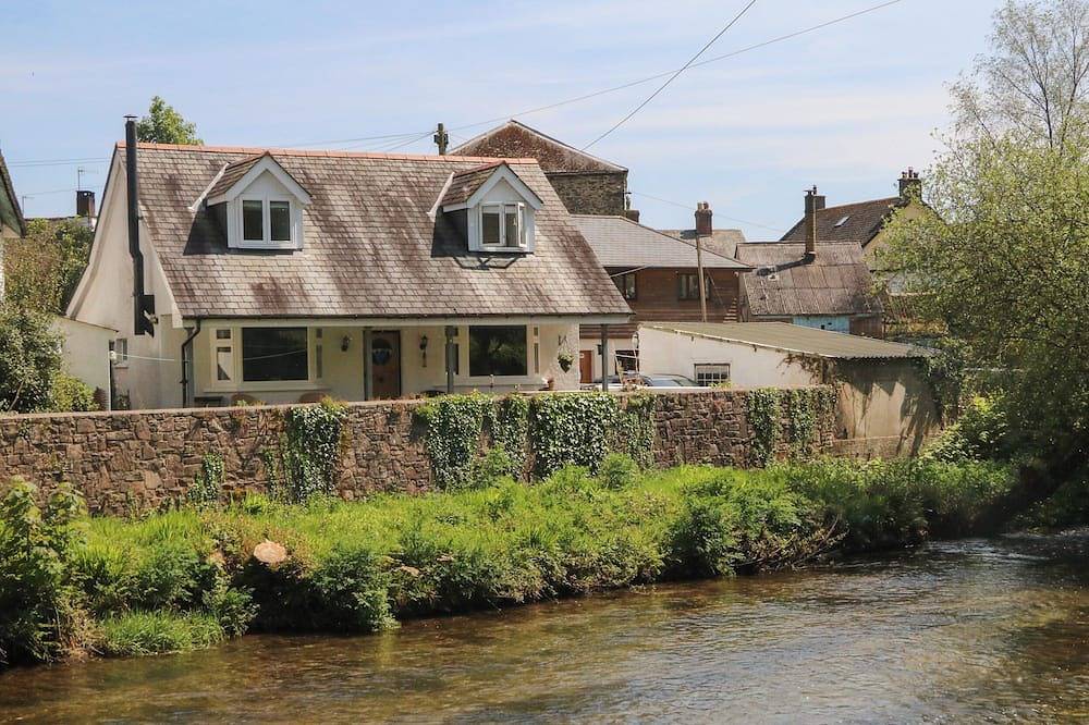 Barleside, pet friendly, character holiday cottage in Dulverton in Dulverton, Somerset