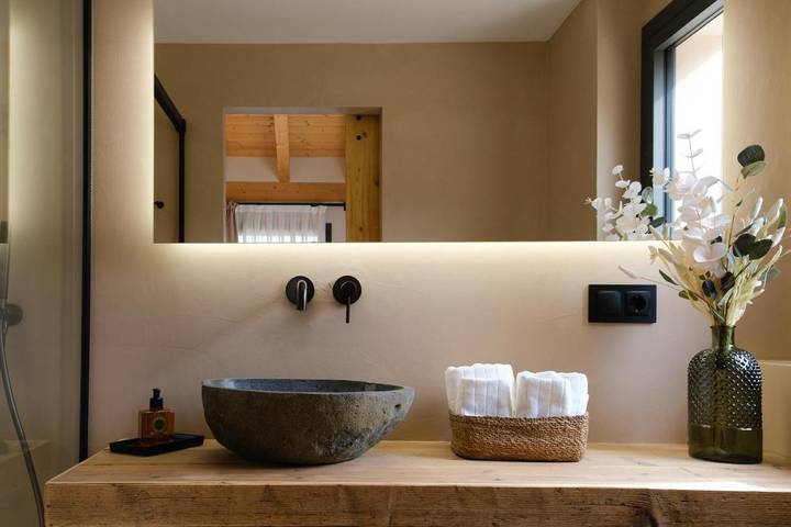 Casa rural para 14 personas, con piscina y vistas además de vistas al lago y jardín en Pallars Jussà