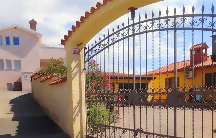 Ferienwohnung für 4 Personen, mit Terrasse und Garten in Koper