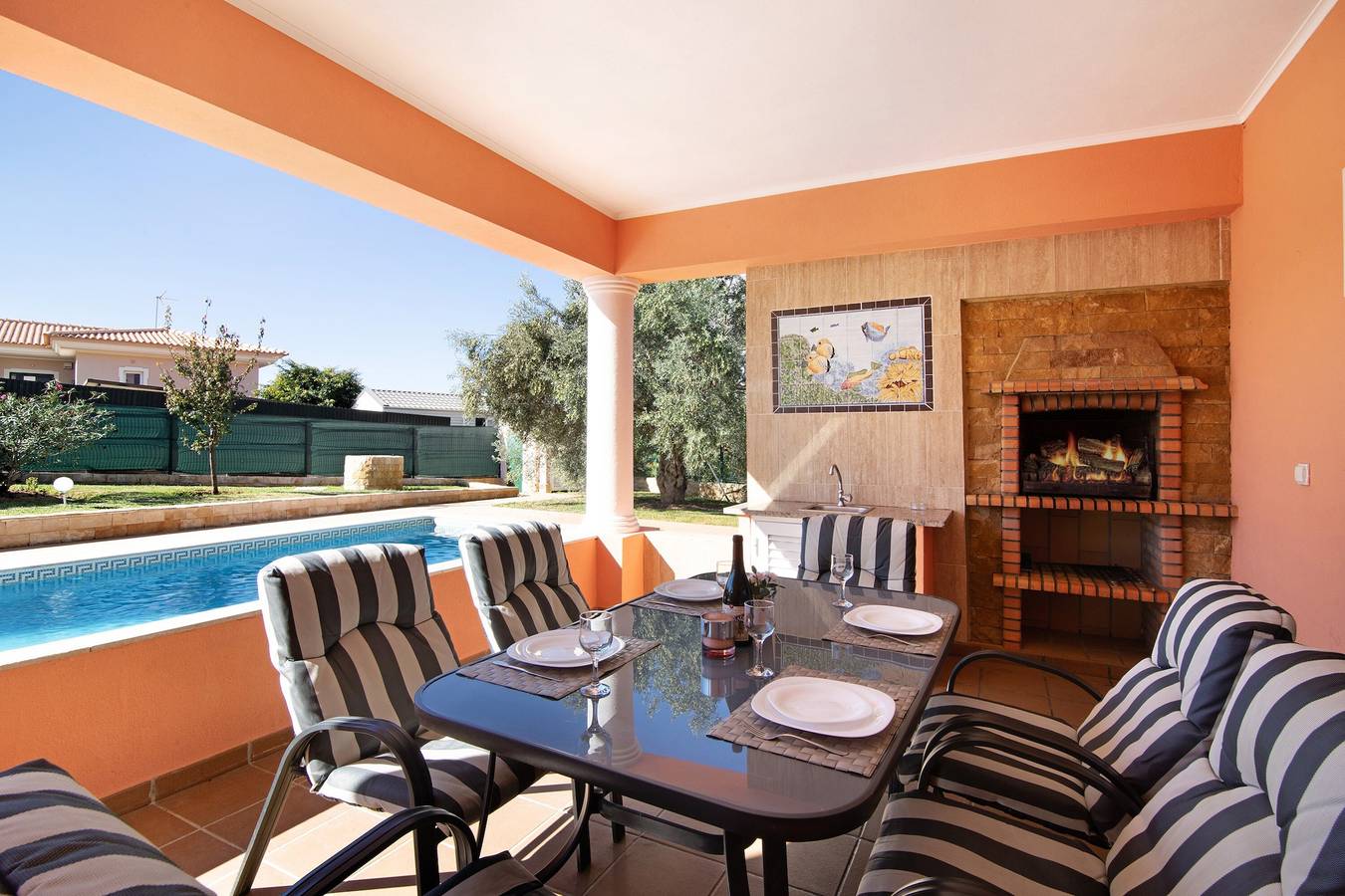 Villa "Casa Tulipas" con vistas a la montaña, piscina, Wi-Fi, aire acondicionado y jardín in Boliqueime, Distrito de Faro