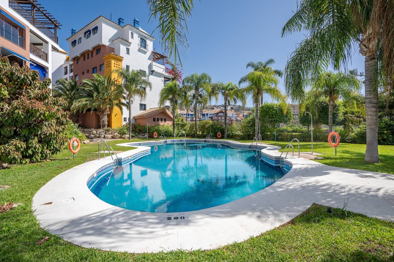 Apartamento entero, Apartamento 'Apartamento Coral' con vistas al mar, piscina compartida, y acceso a playa de arena in Curumbico, Almuñecar