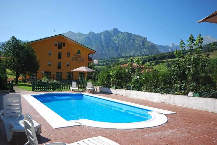 Apartamento, con Terraza y Jardín además de Piscina y Vistas en Poo de Cabrales