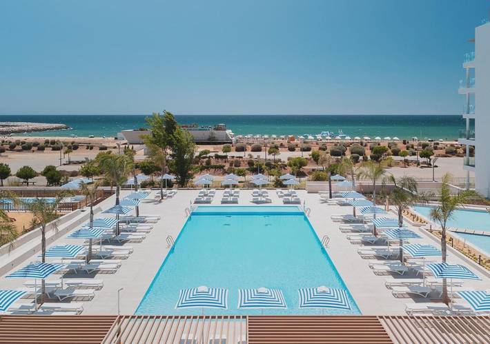 Apartahotel para 4 personas, con Balcón además de Terraza y Piscina en Quarteira