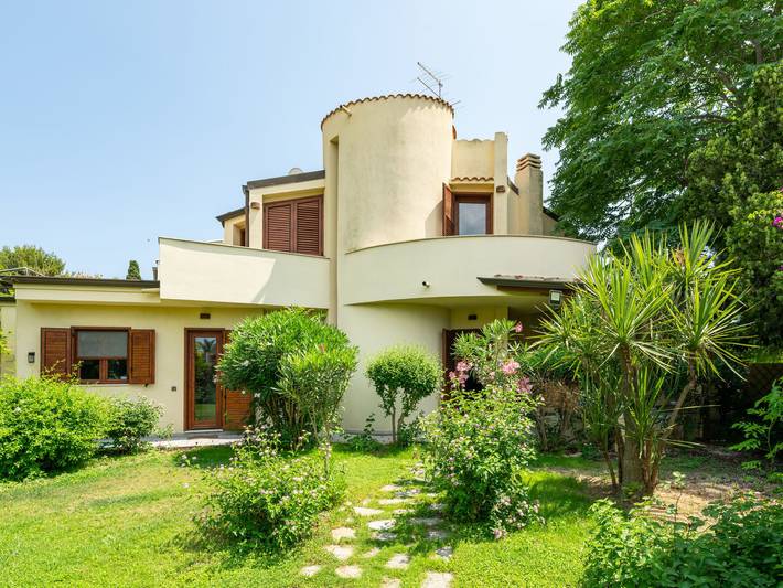 Casa vacanza per 8 persone, con panorama e balcone nonchĂŠ giardino a Quartu Sant'Elena