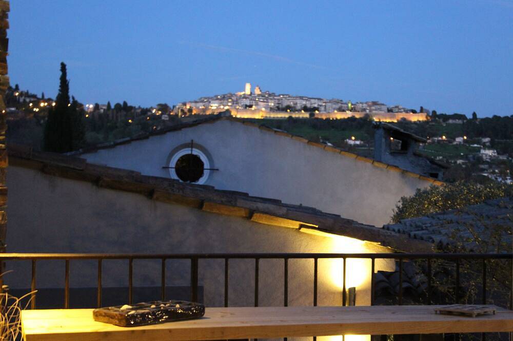 Entire apartment, Private resort style living with spectacular views near Saint Paul de Vence in La Colle-sur-Loup, Cannes region