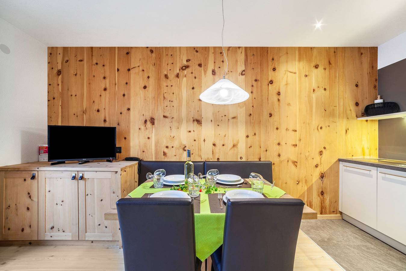 Ganze Wohnung, Familienfreundliche Ferienwohnung 'Residence Kalchgruberhof Bergzirbe' mit Seeblick und Wlan in St. Walburg (Ulten), Ulten