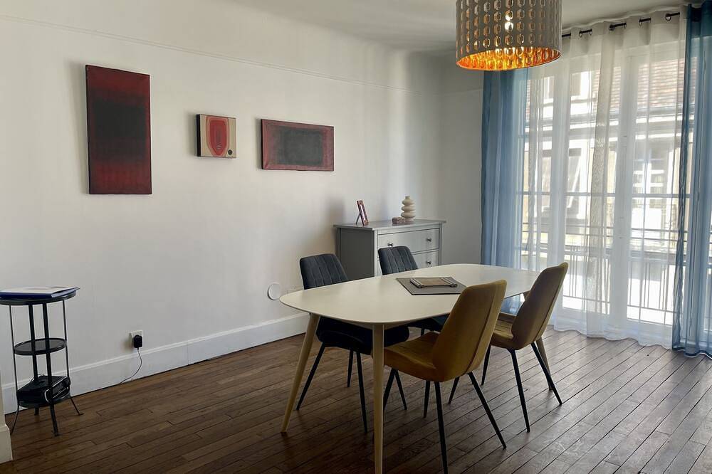 Entire apartment, Le Temple-Apartment-Apartment-Ensuite-City view in Auxerre, Auxerre region