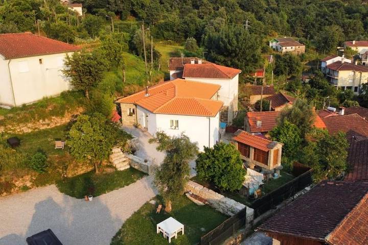 Chambre d’hôte pour 4 personnes, avec Terrasse ainsi que Jardin et Vue à Terras de Bouro