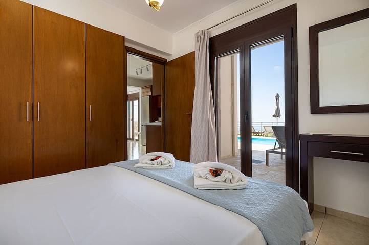 Entire apartment, Apartment Lia with private pool and amazing view! in Chania region