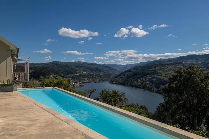 Location de vacances pour 8 personnes, avec piscine ainsi que jardin et vue dans Ribadouro