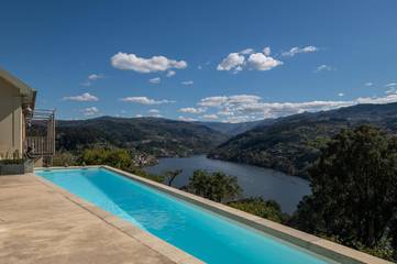 Cottage pour 8 personnes, avec jardin ainsi que piscine et vue dans Ribadouro