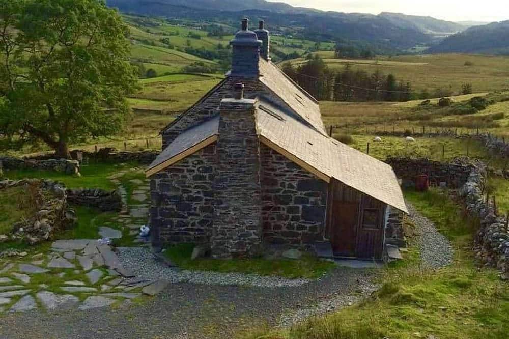 Restored Welsh cottage, pet friendly, wood burning stove, walks from the door. in Snowdonia