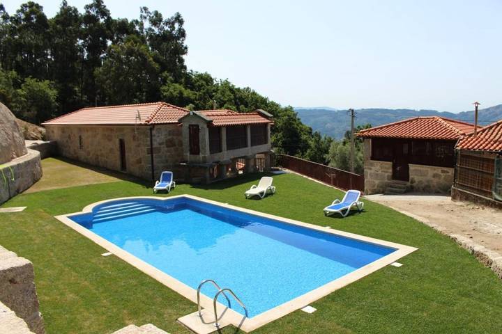 Parc de vacances pour 3 personnes, avec Terrasse et Jardin ainsi que Piscine et Vue dans Vilarinho (Valdosende)