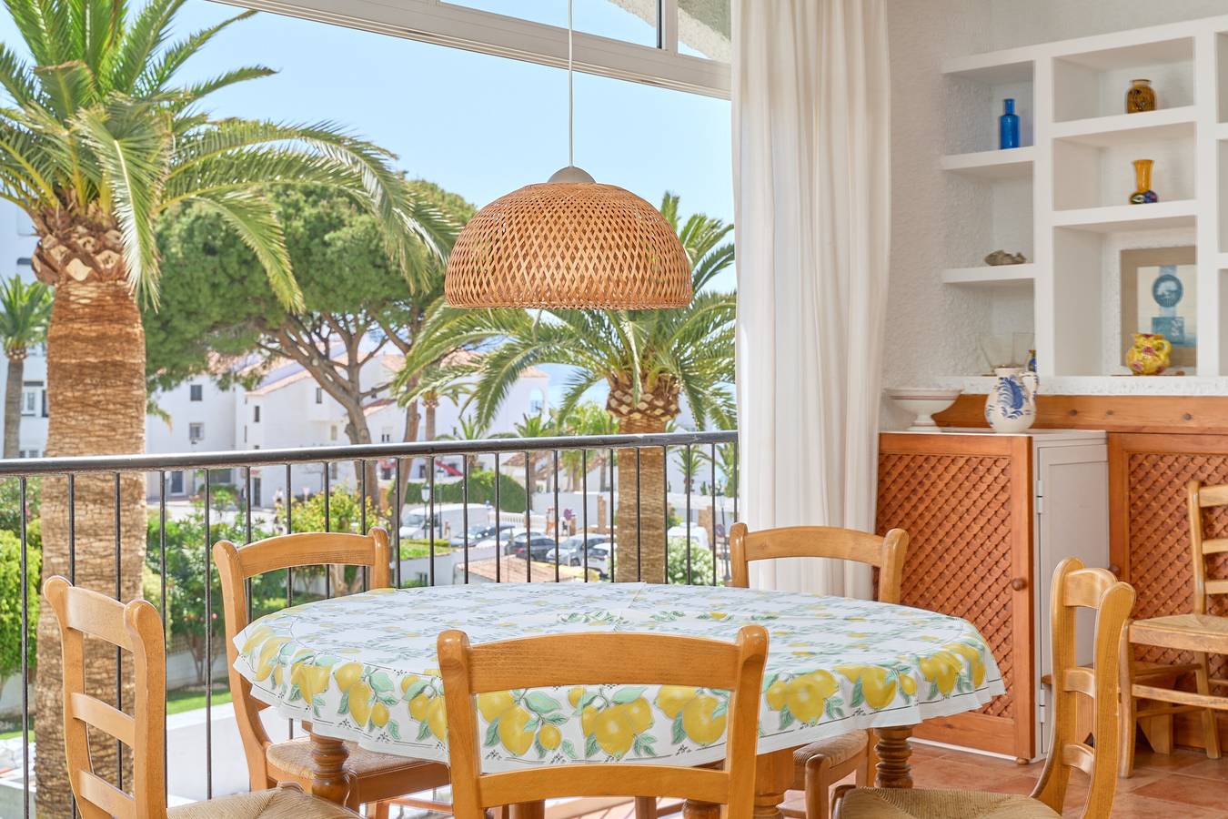 Apartamento entero, Apartamento 'Carabeo 19' con vistas al mar, Wi-Fi y aire acondicionado in Playa Carabeíllo, Nerja
