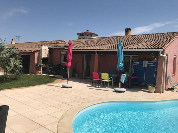 Location de vacances pour 6 personnes, avec terrasse et piscine à Garons