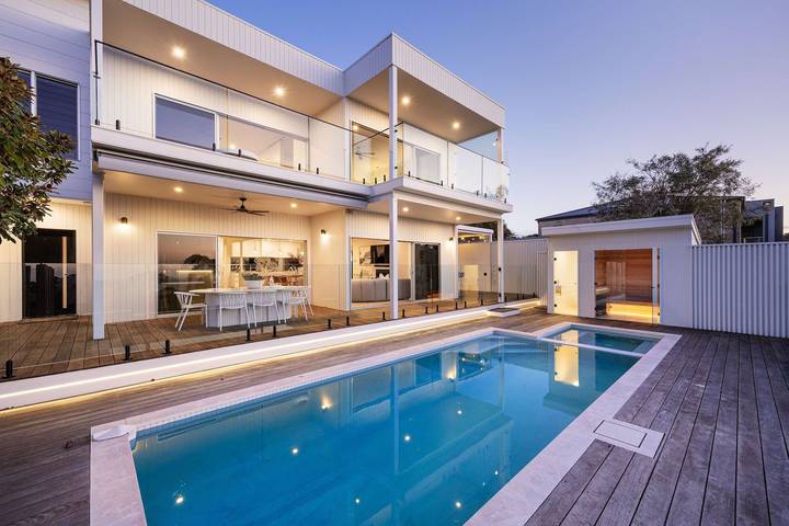 Holiday home for 10 people, with balcony and garden, child-friendly in Mount Martha