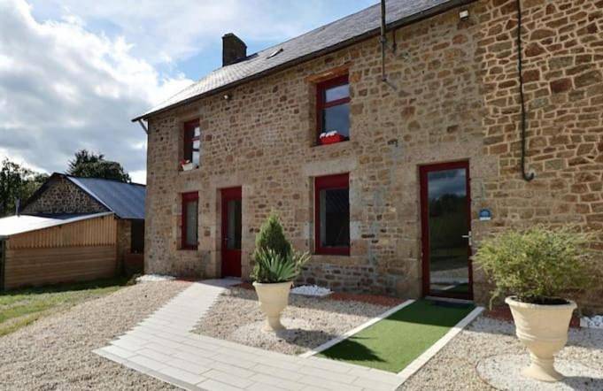 Three-Bedroom House in Saint-Georges-de-Reintembault, Fougères-Vitré
