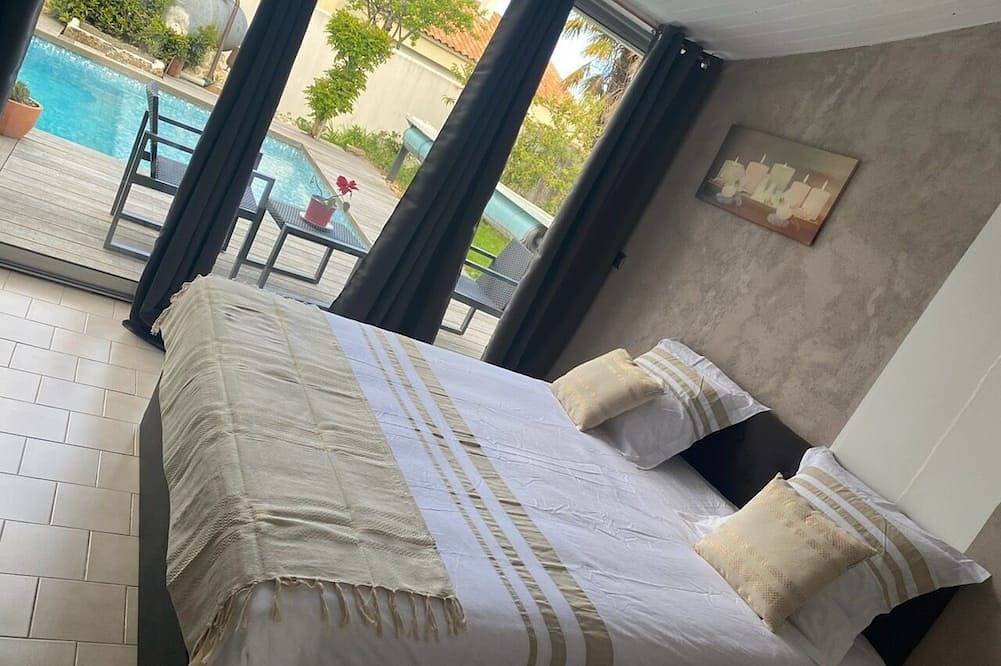 Chambre Avec vue sur la Piscine in Périgny, Región de La Rochelle