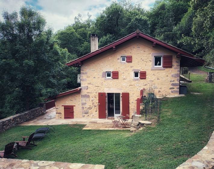 Gîte pour 6 personnes, avec terrasse et jardin