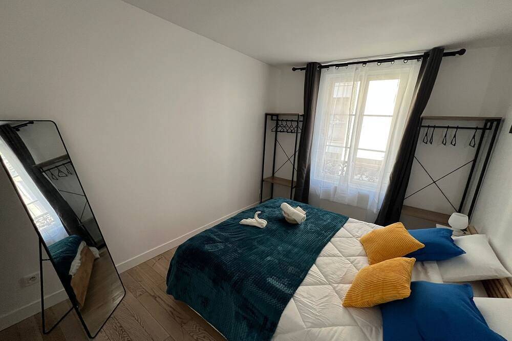 Entire apartment, Cosy downtown duplex, ideal for couples or telecommuters - near Défense in Rueil-Malmaison, Hauts-de-Seine