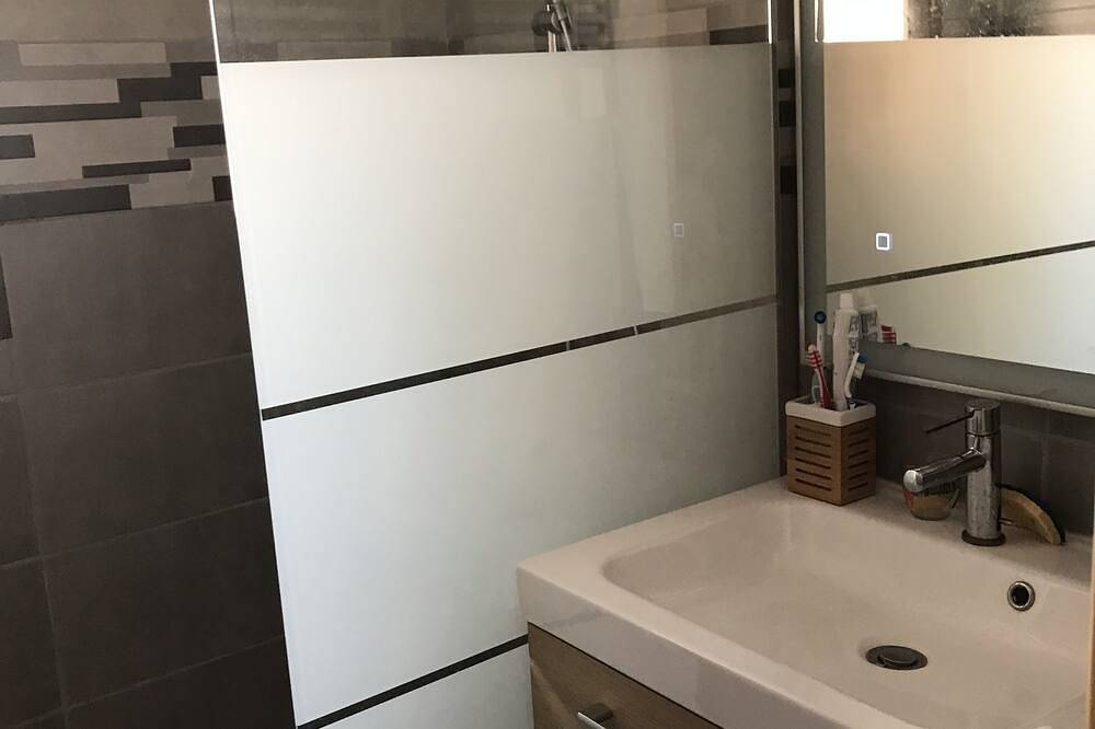 Air-conditioned room in a villa less than 10 km from Marseille's Vieux Port in Marsella, Marsella region