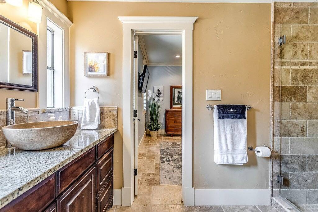 Beautiful Spacious Home with Private Pool and Hot Tub Easy Trip from Airport in Irving, Dallas County