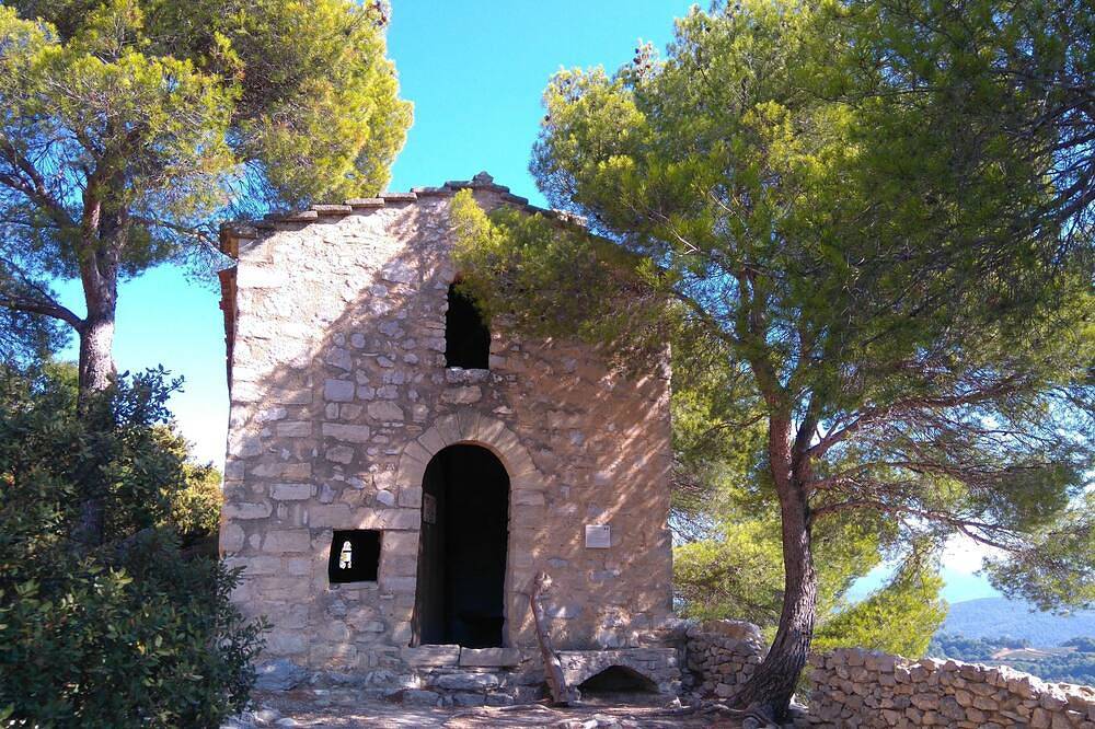 Contemporary Cottage Rental: wooded property, private pool, view Luberon in Cavaillon, Parc naturel régional du Luberon