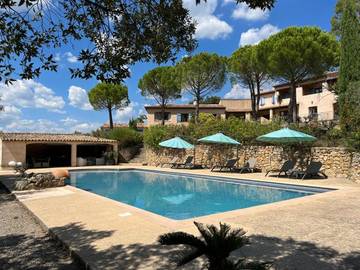 Hôtel pour 2 personnes, avec vue et jardin ainsi que terrasse et piscine, animaux acceptés à Tourtour