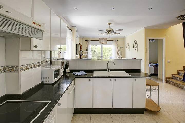 Location de vacances pour 6 personnes, avec jardin ainsi que terrasse et piscine à Els Poblets - 4