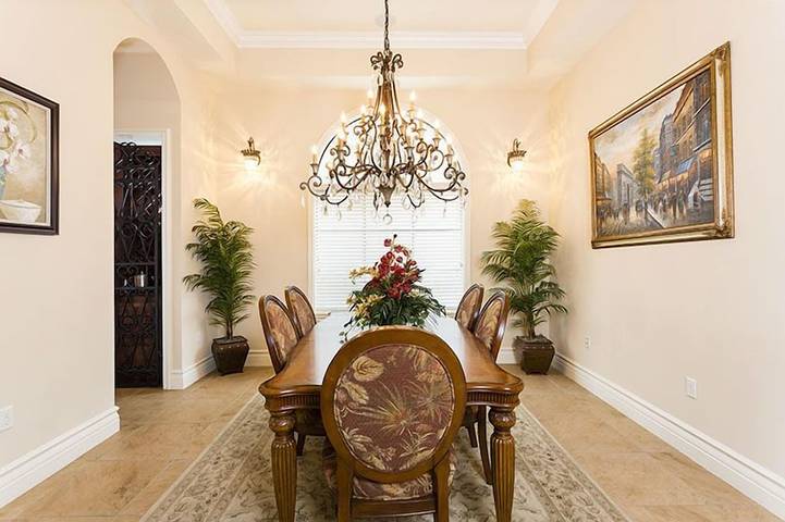 Vacation rental for 16 people, with pool and yard as well as hot tub in Disney Orlando