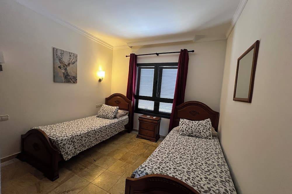 Casa Bonita, Faro Park villa with private pool in Montaña Roja, Yaiza