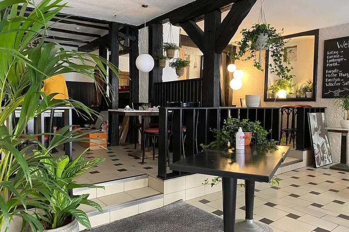 Ganze Wohnung, Doppelzimmer mit Boxspringbett in Bad Neustadt an der Saale, Rhön-Bayern