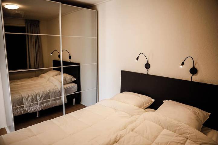 Familie bungalow op vakantiepark bij zee in Nederlandse Noordzeekust