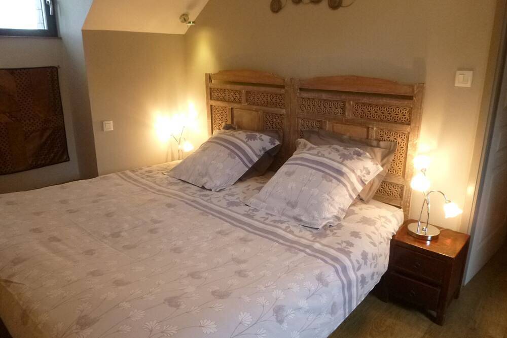 Gîte authentique et chaleureux avec piscine intérieure, à deux pas de la mer in Hôpital-Camfrout, Région de Brest