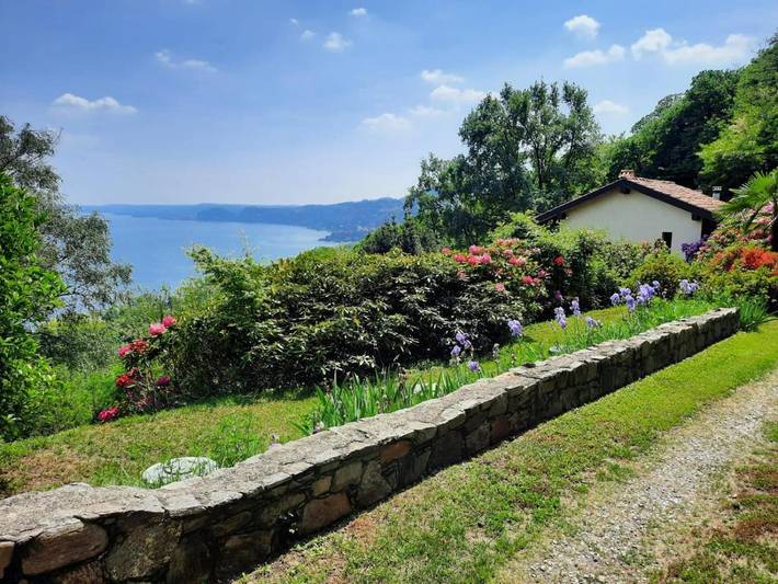 Location de vacances pour 4 personnes, avec balcon et vue ainsi que jardin et vue sur le lac dans Massino Visconti - 2