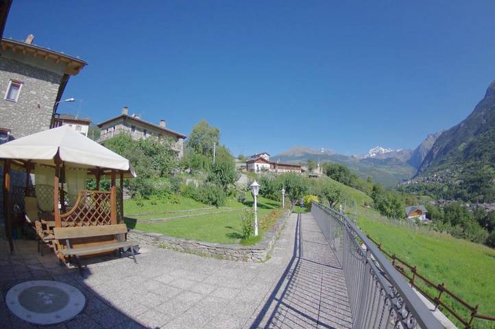 Location de vacances pour 4 personnes, avec jardin ainsi que vue et terrasse dans Roisan