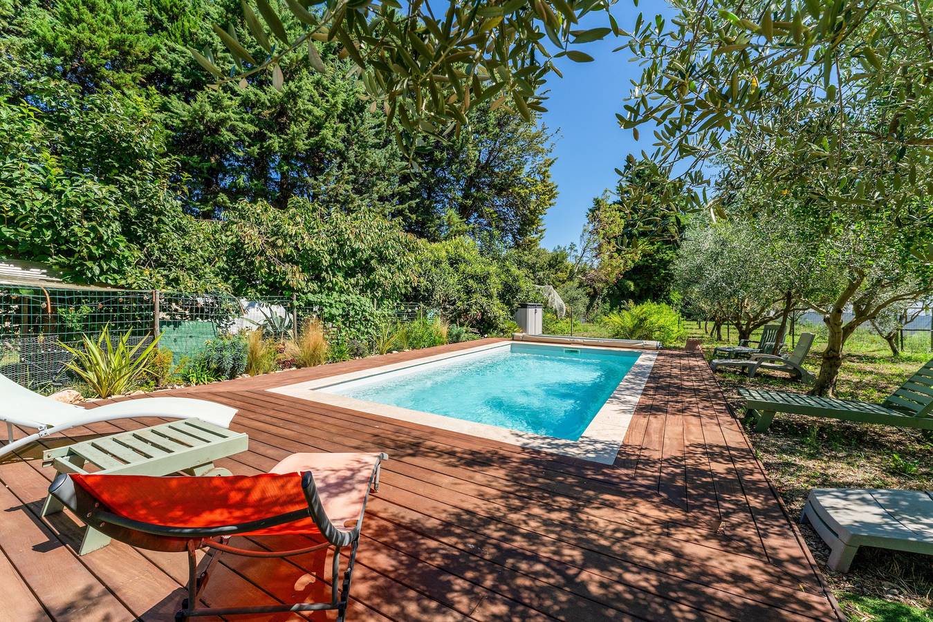 Studio entier, Studio « Le Petit Mas des Pins » avec piscine partagée, Wi-Fi et climatisation in Eygalières, Région d'Arles