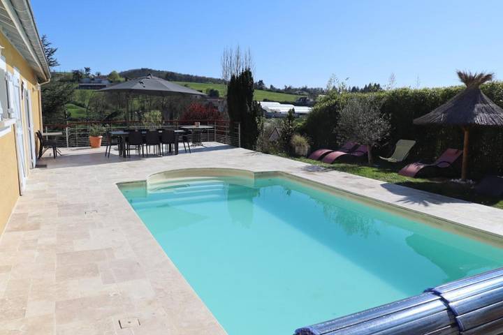 Location de vacances pour 12 personnes, avec vue ainsi que jardin et piscine, animaux acceptés à Saint-Galmier - 3