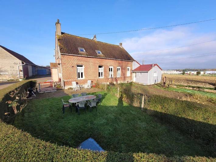 Gîte pour 6 personnes, avec jardin dans Henneveux