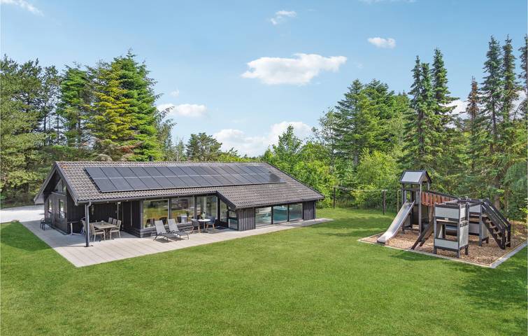 Ferieudlejning for 8 personer, med Terrasse og Jacuzzi såvel som Have og Pool i Tversted